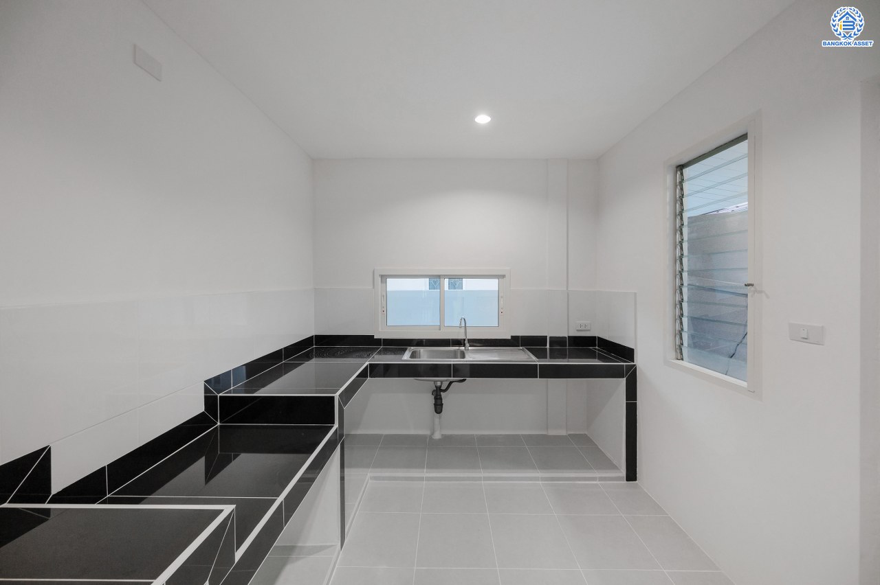 บ้านมือสองตกแต่งใหม่ แบรนด์ LH โครงการ ชัยพฤกษ์ วัดลาดปลาดุก หลังมุม ตอบโจทย์ทุกการอยู่อาศัย เนื้อที่ 58.9 ตร.ว. พื้นที่ใช้สอย 141.6 ตร.ม. ฟังก์ชัน 3 ห้องนอน 2 ห้องน้ำ บนทำเลดีที่สุด ใกล้เซ็นทรัล เวสต์เกต ทางด่วน "กาญจนาภิเษก" และรถไฟฟ้าสายสีม่วง "สถานีคลองบางไผ่"